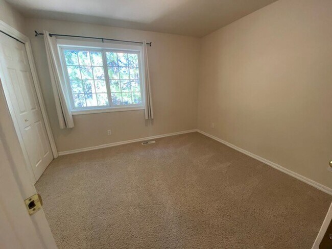 Building Photo - MOVE IN SPECIAL $500 OFF FIRST MONTHS RENT IF MOVED IN BY January 2026/ Location Location