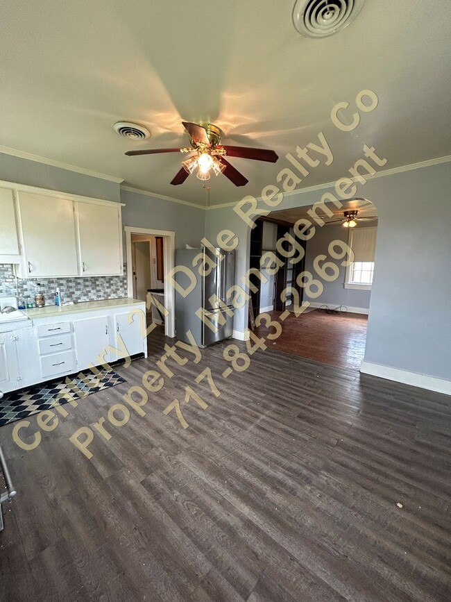 Building Photo - Large 3 Bedroom Apartment in South Eastern...