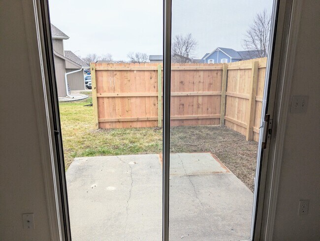 Sliding door from dining area to back patio - 823 Spring Ct