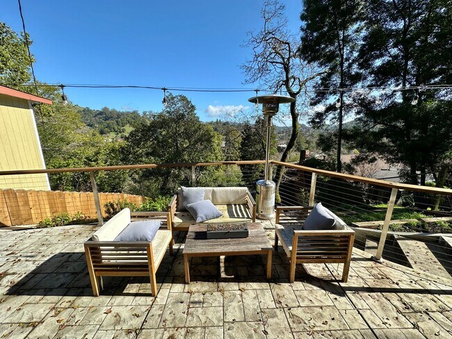 Building Photo - Gorgeous Hillside View, Modern Flat