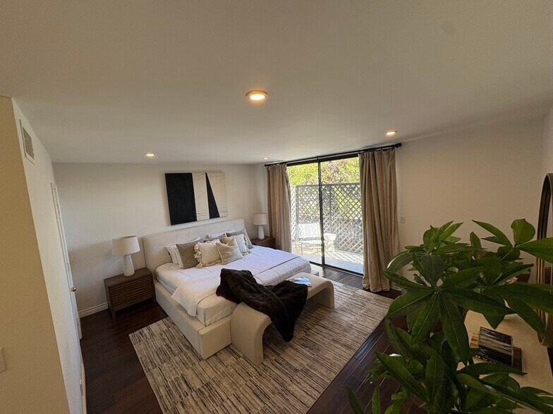 Spacious Primary fits King bed easily - 1844 Midvale Ave