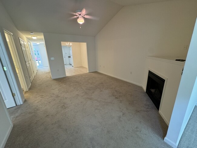 Building Photo - Move In READY! 2 bed 2 Bath with Garage! C...