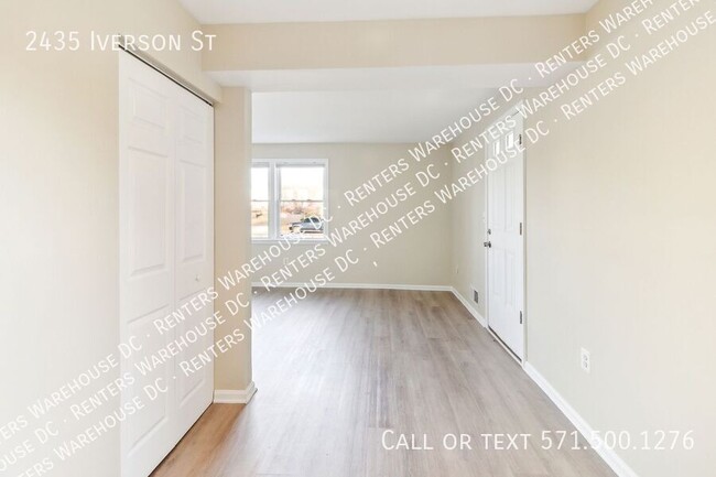 Building Photo - Move-in ready 2-level, 2Bd/1Bth end-of-row...