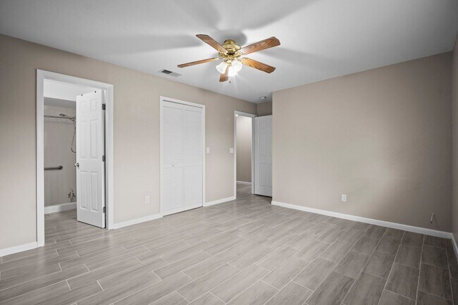 Building Photo - Stunning duplex offers two spacious bedroo...