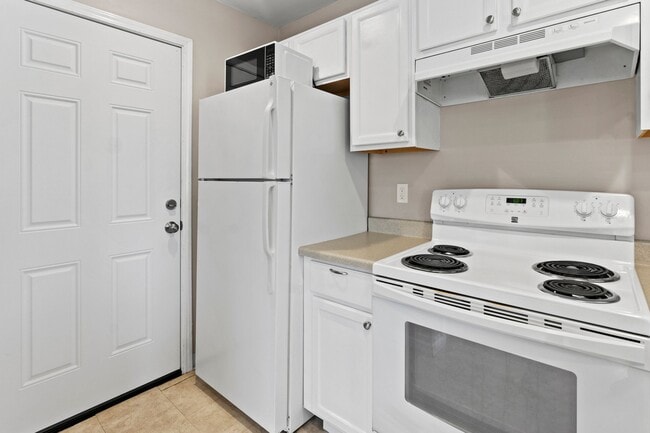 Building Photo - Spacious 2-Bedroom Duplex Near Tacoma Mall...