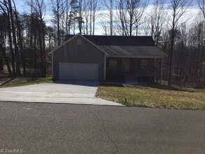 Building Photo - "Spacious 4-Bedroom Home with Finished Basement in Kernersville's Desirable Mill Brook Trail"