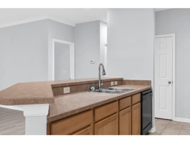 Building Photo - 5988 Summerhill - 2 beds unit with elevato...