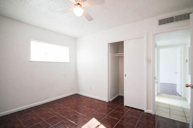 Building Photo - 209 San Saba Rd