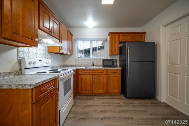 Building Photo - $2645 / 2br- 856ft2 - 2br/1ba Duplex, Incl...