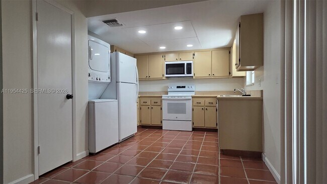 Building Photo - 180 Cypress E230