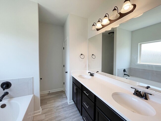 Building Photo - 4 Bedroom House in Hunters Trace
