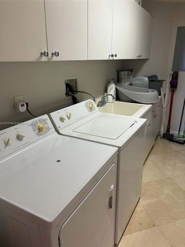 Building Photo - 21050 Point Pl