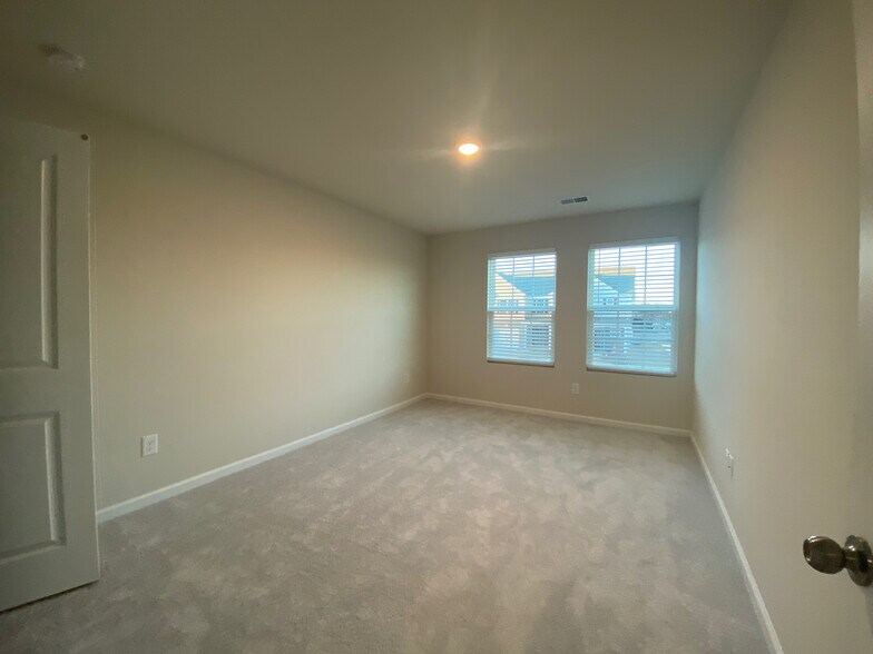 Building Photo - Room in Townhome on Cottage Crest Ln