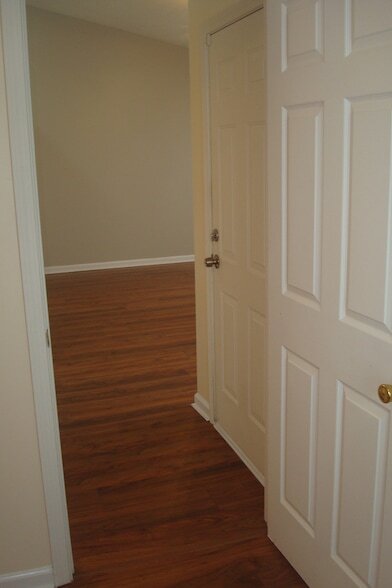 Building Photo - 425 Reavis Ave