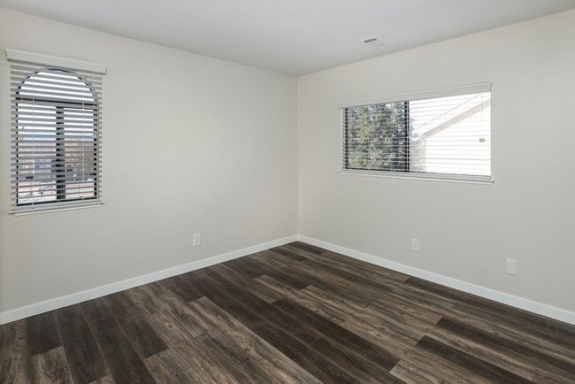 Building Photo - Impeccably remodeled unit-don't miss this ...