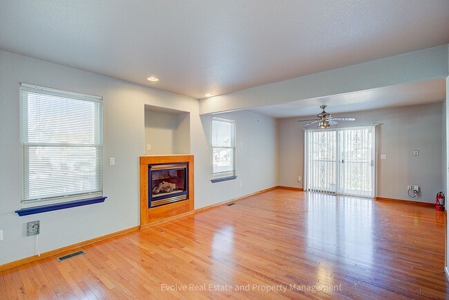 Building Photo - Evolve Real Estate: Gorgeous Single Family House is Available for Immediate Move-in!