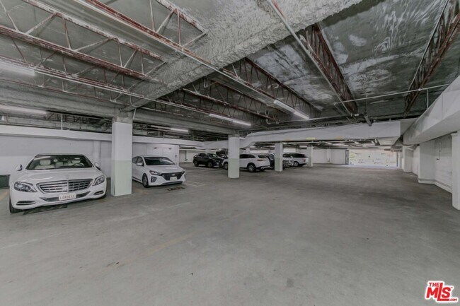 Building Photo - 4460 Wilshire Blvd