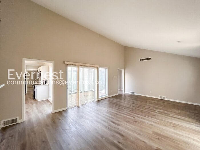 Building Photo - 3333 Leschallas Dr
