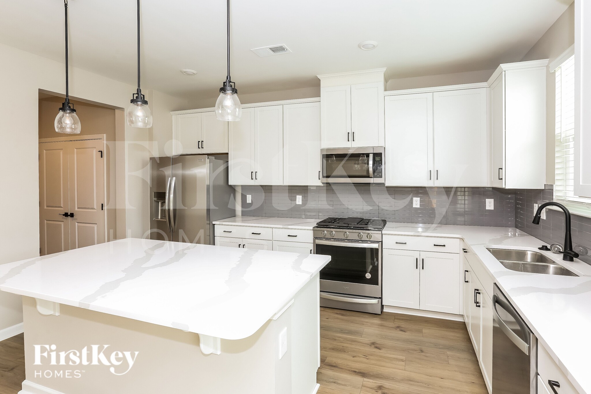 Building Photo - 5013 Dunsford Dr