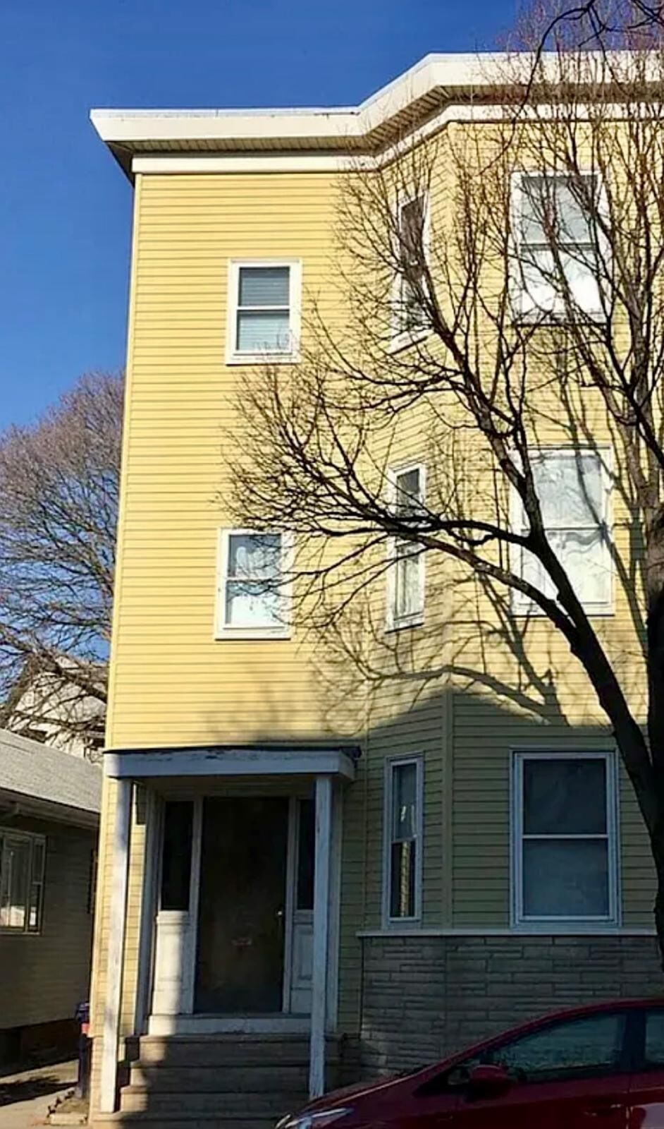 Building Photo - 756 Saratoga St