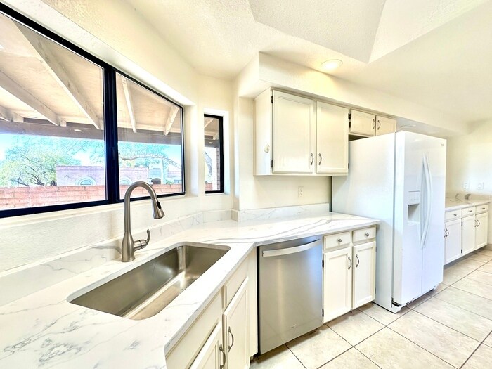 Building Photo - 4100 E Pontatoc Canyon Dr