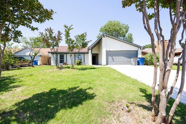Building Photo - Beautifully remodeled single story home --3 bedrooms, 2 Full baths, and large Covered Patio with ...