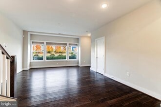 Building Photo - 44752 Tiverton Sq