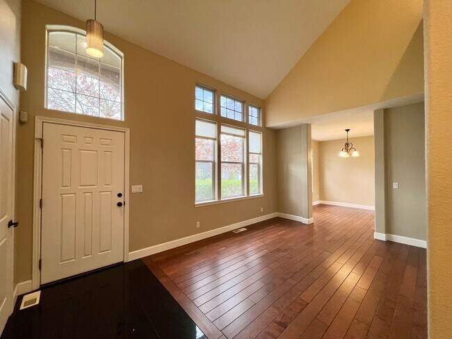 Building Photo - Spacious 4 Bed, 2.5 Bath House!