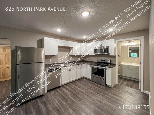 Building Photo - 825 N Park Ave