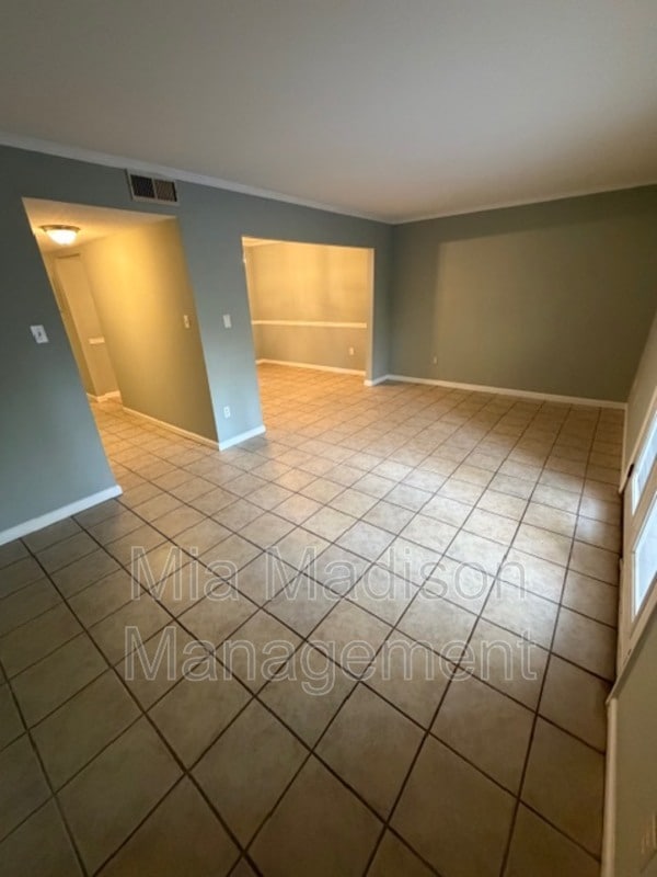 Building Photo - 527 Tibet Ave