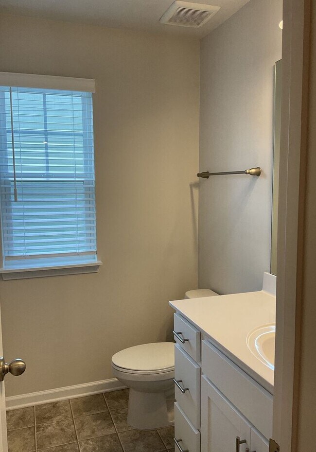 Building Photo - COMING SOON!! Spacious and Modern 3-Bedroo...