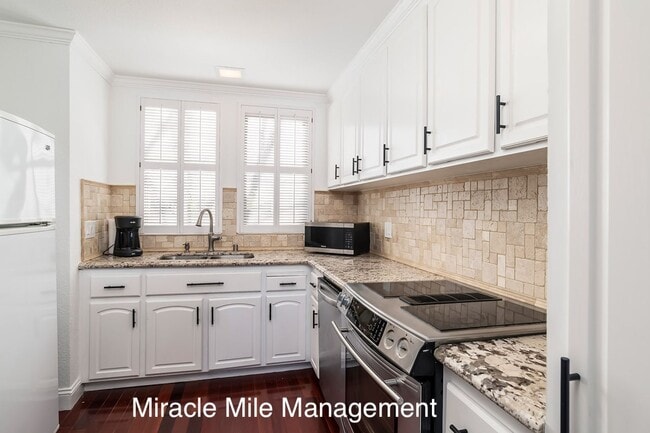 Building Photo - Wonderful Modern Townhouse-Style Condo with Stunning Views in Desirable Sausalito