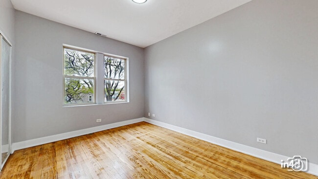 Building Photo - 3925 W Ainslie St