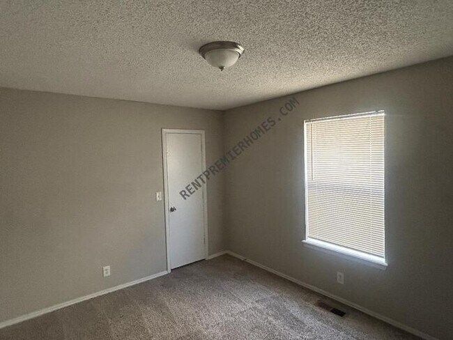 Building Photo - 3332 S 140th E Ave