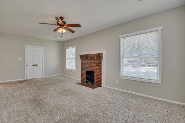Building Photo - Charming 2-Bed with Spacious Living - PET ...