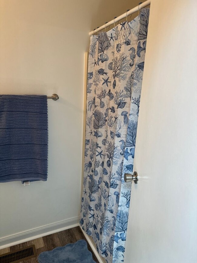 Building Photo - Fully furnished condo minutes from the beach!