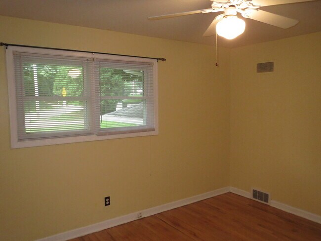 Building Photo - 1409/1411 E. Court