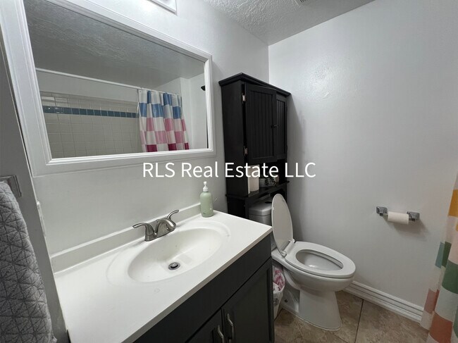 Building Photo - 1541 N Riverside Ave