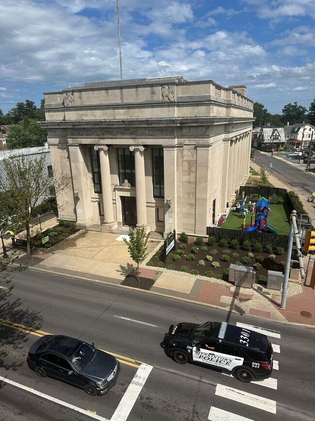 Building Photo - 400 Old York Rd