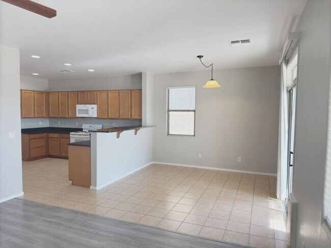 Building Photo - MOVE IN SPECILAS!! 5BD 3BA IN JOHNSON RANC...