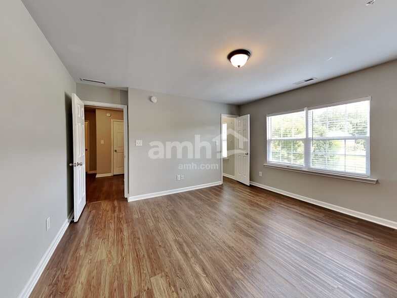 Building Photo - 1525 Essexwood Dr