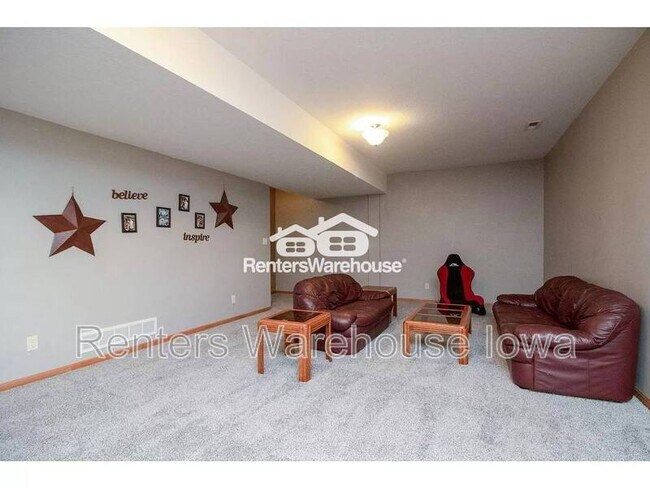 Building Photo - 3112 Hart Ave