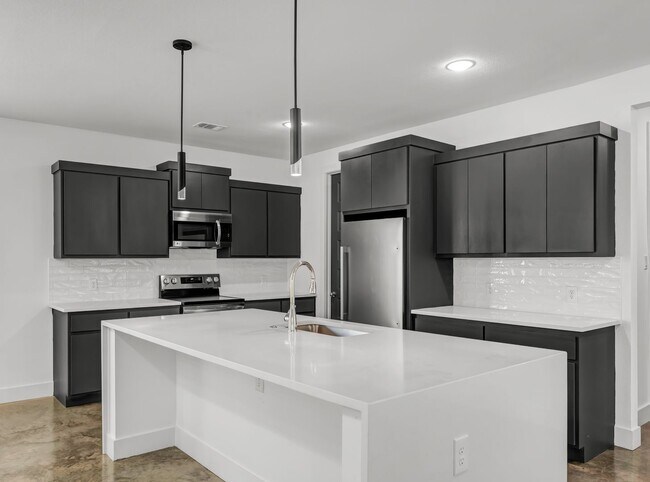 Building Photo - MOVE IN SPECIALS