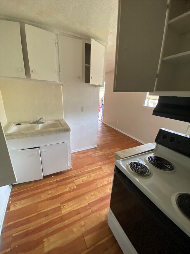 Building Photo - 5610 Royal Palms St