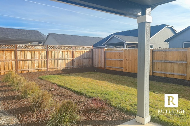 Building Photo - 3 Bedroom 2 Bath Home in Medford!