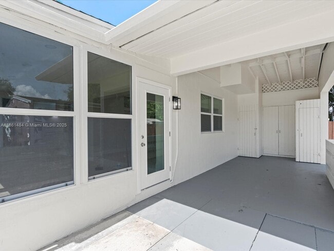 Building Photo - 113 SW 22nd Ave