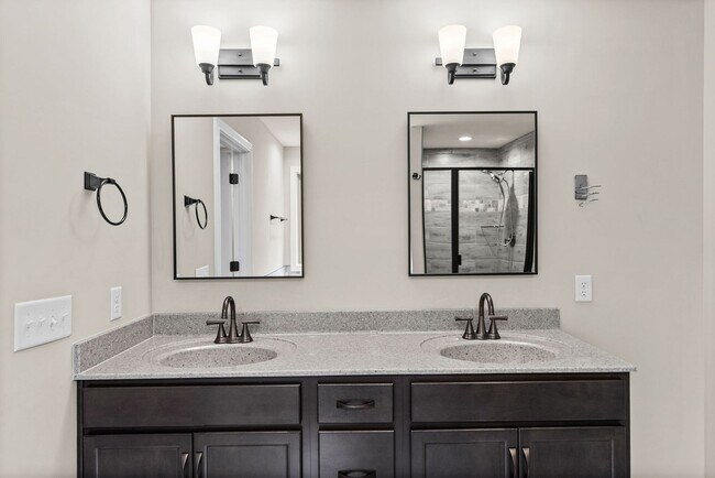 Building Photo - Pet Friendly Four Bedroom!