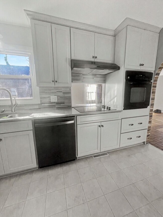 Building Photo - Charming Brick Ranch Home in Woodlea Acres