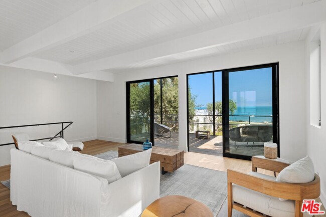 Building Photo - 28926 Cliffside Dr