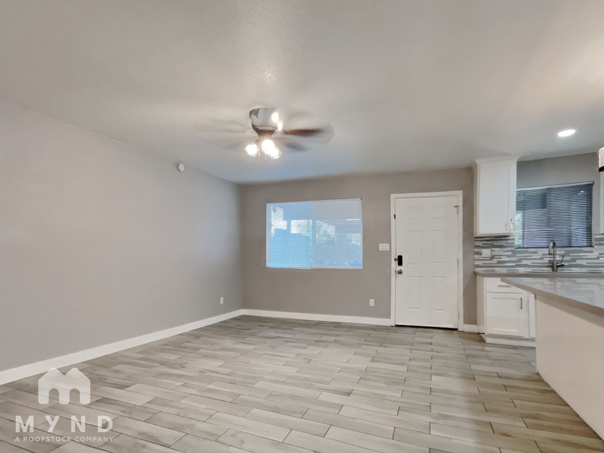 Building Photo - 548 E Royal Palms Dr
